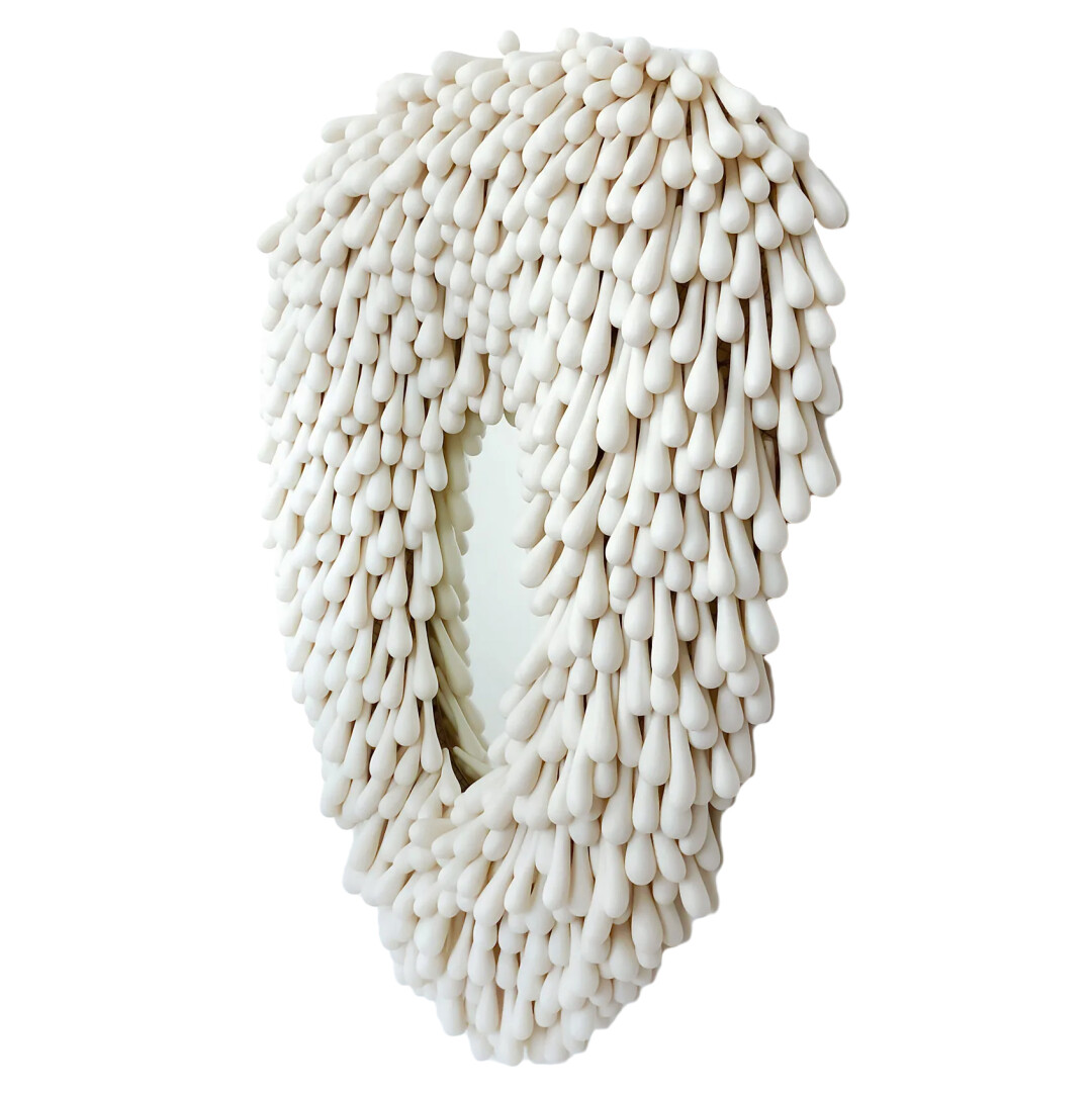 Ольга Энгель уверена, что «предмет может быть красивым, только если вдохновлен мощными эмоциями». И, глядя на 750 фарфоровых «капель» зеркала Zephyr