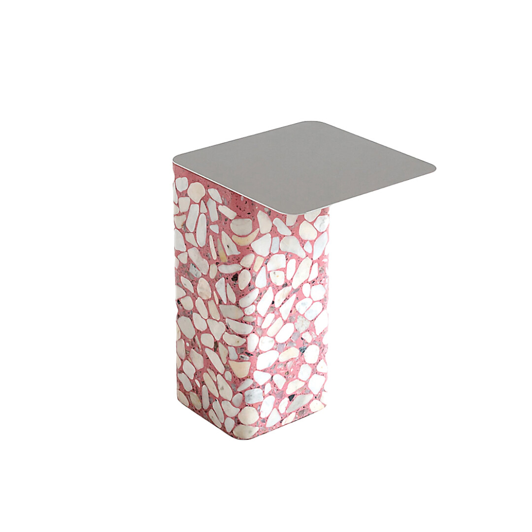 Все хэндмейд блоки из коллекции «Галя+1» сделаны из террацо — фирменного материала LICK MY BRICK, в котором переплелись природная мраморная галька