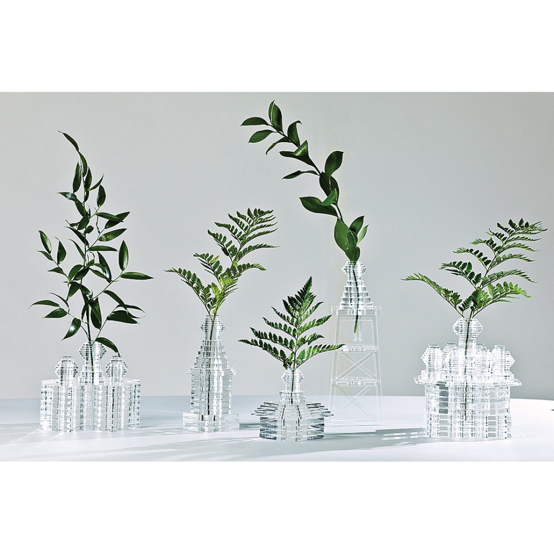 Нася Коптева и Саша Браулов из петербургской студии 52factory создали коллекцию ваз-трансформеров «Собор» из акрилового стекла, которую можно считать