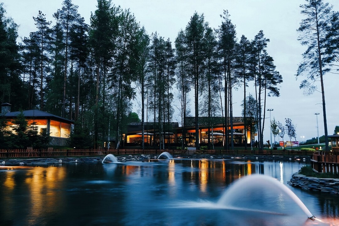 Беседки ресторана Après Ski вокруг пруда с фонтаном