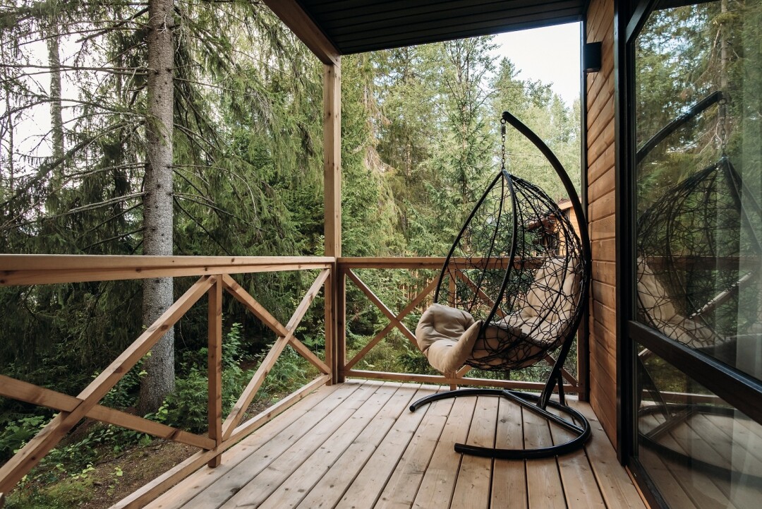 С террасы на вилле открывается вид на лес и озеро