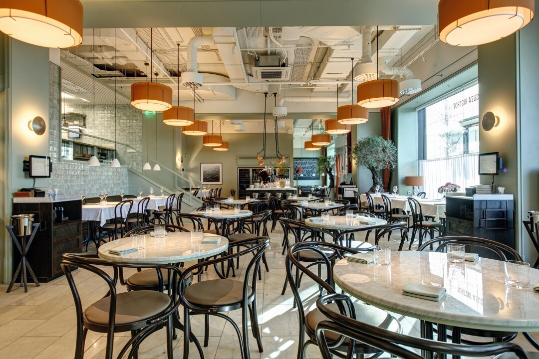 Лестницы из обеденного зала в Frantsuza Bistrot ведут прямо на открытую кухню