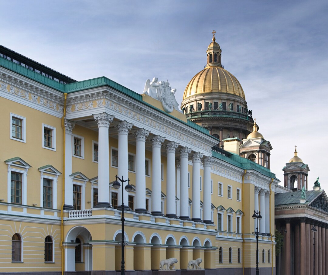 Восстановленная скульптура муз с гербом Российской империи над главным входом в отель