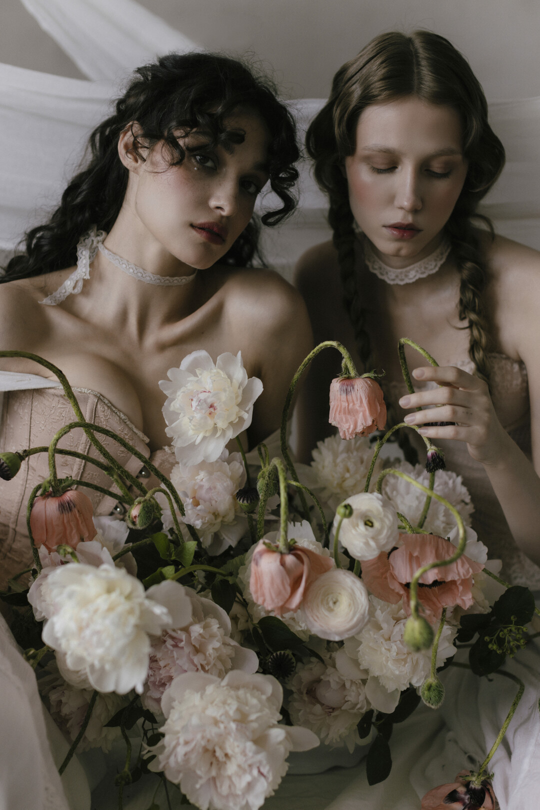 В стоимость индивидуальной фотосессии входит только двухчасовая съемка, а участники фотодня платят за все сразу: макияж, прическу, локацию, флористику