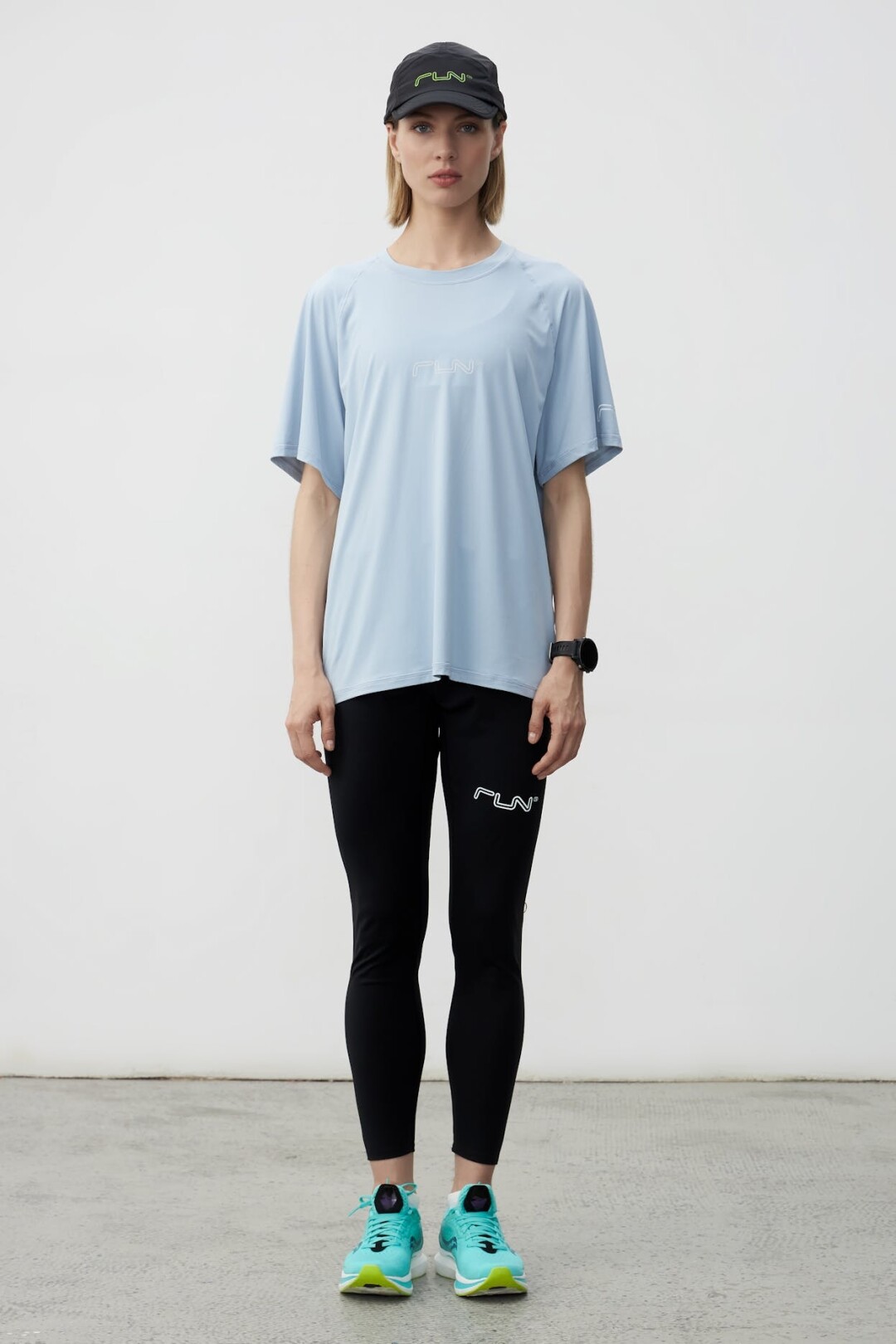 Футболка, Shu, 2 490 руб., тайтсы, Shu, 3 390 руб.