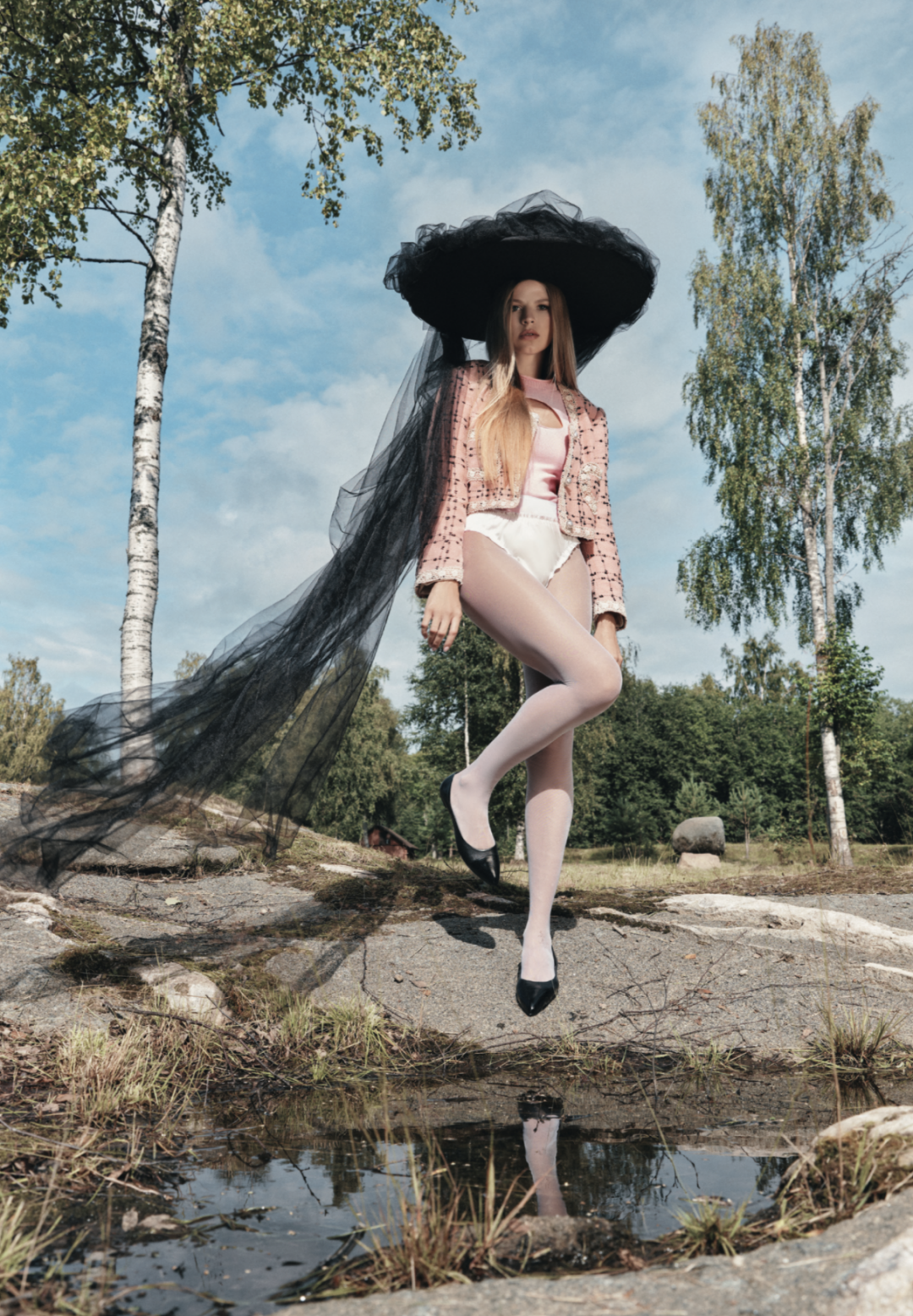 На Виктории: шляпа ATELIER BAGATELLE, жакет BOTROIS, топ UGLY SWEATER CLUB, трусы CHOIS, туфли FABI (NO ONE)