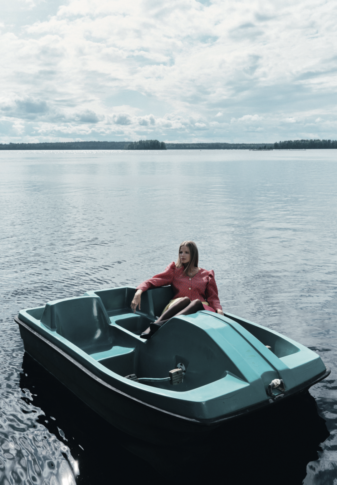 На Виктории: жакет BOTROIS, платье LORIS AZZARO (Meowshka Vintage), свитер UGLY SWEATER CLUB, босоножки 3JUIN (NO ONE)