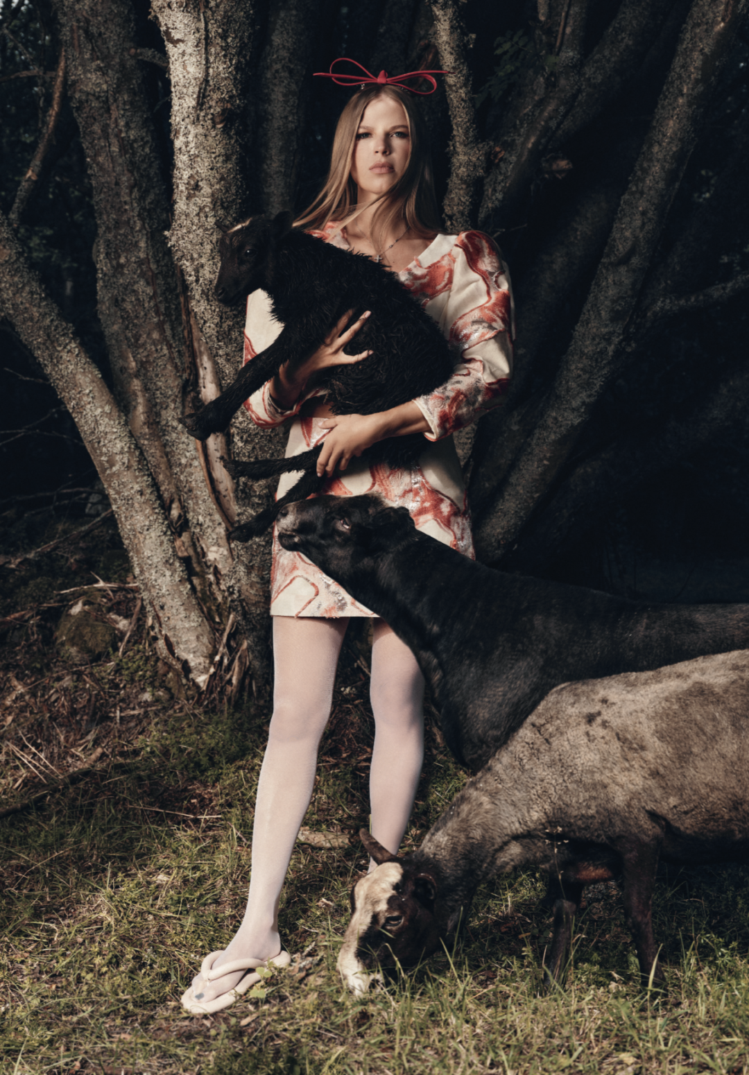 На Виктории: жакет и юбка BOTROIS, бант PANFIL, вьетнамки MELISSA («Кенгуру»)