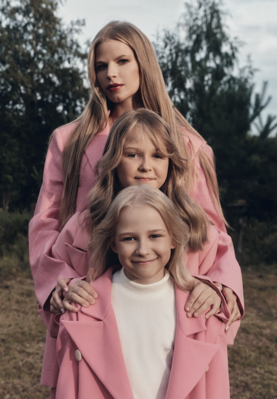 На Виктории: жакет, жилет и шорты LESYANEBO; на Мирославе: жакет LESYANEBO, шорты STELLA MCCARTNEY («Кенгуру»); на Злате: жакет LESYANEBO, шорты
