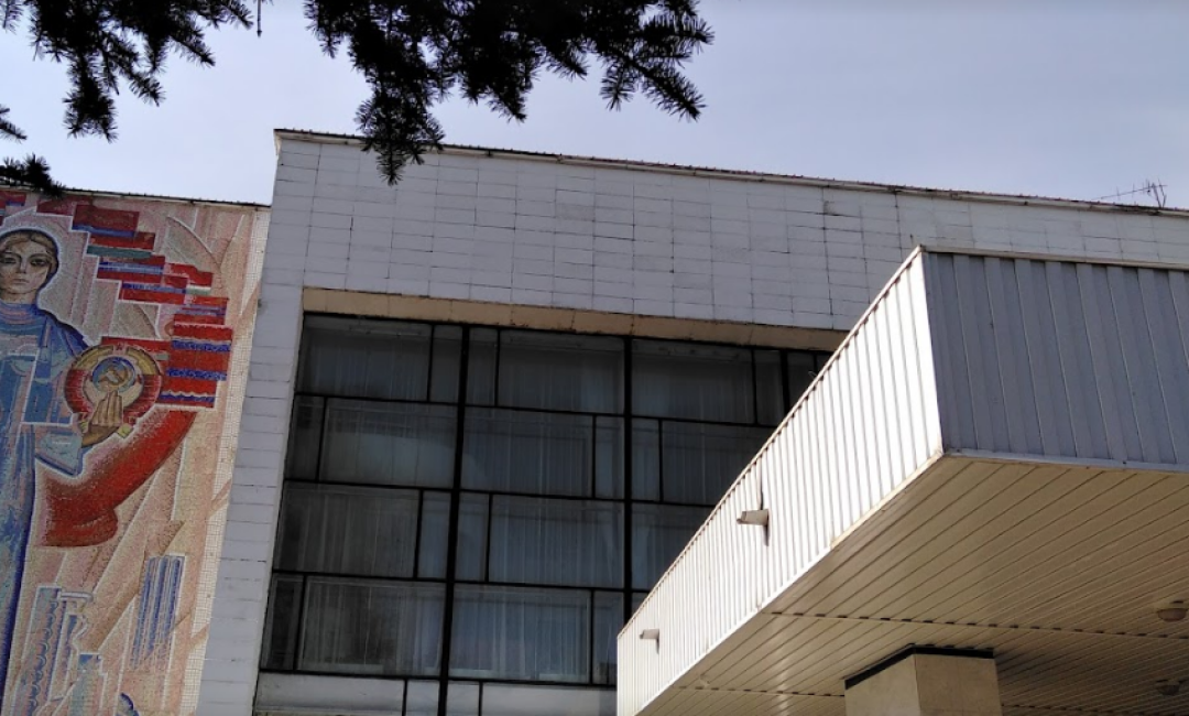 Фасад украшает мозаика уфимского художника и писателя Петра Храмова