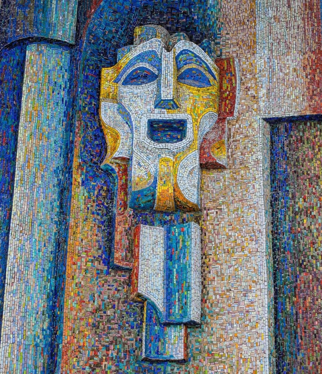 Входную группу ГДК украшает рельефная мозаика с театральными масками и лирой