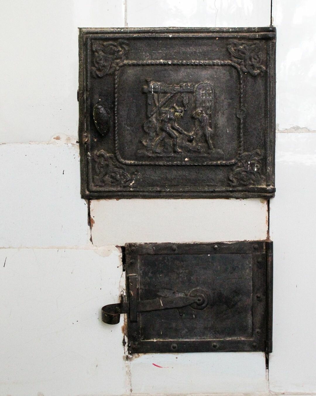 Изразцовые печи девятнадцатого века с чугунными крышками