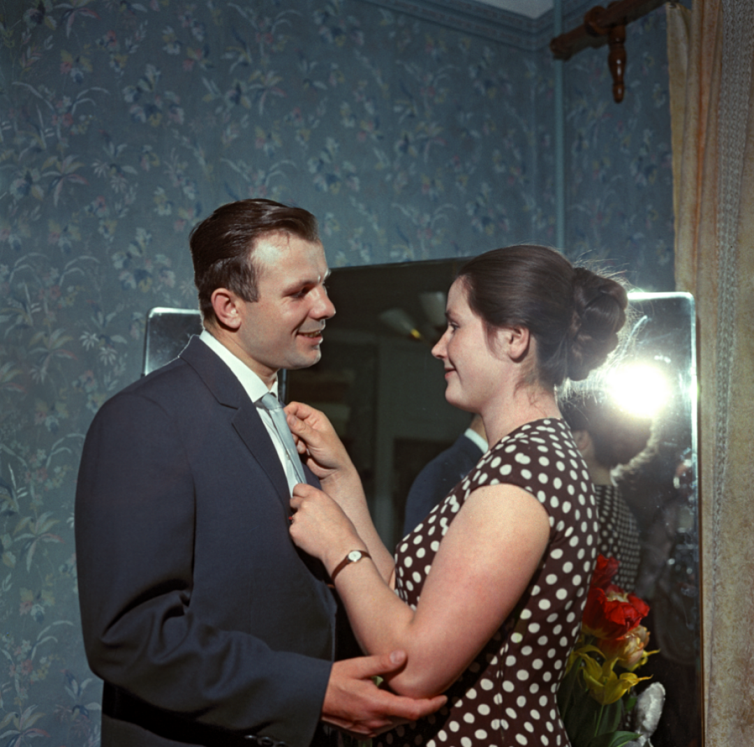 Яков Рюмкин. Летчик-космонавт Юрий Алексеевич Гагарин дома с женой Валентиной. 1962.