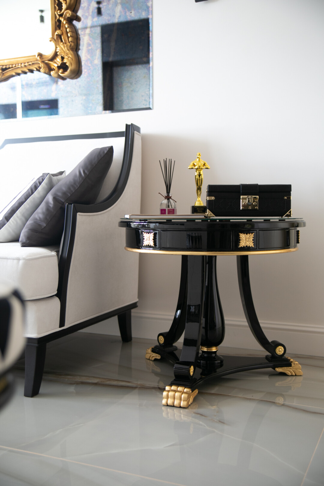 Стол выполнен по эскизам из массива дерева на заказ. Его изогнутые линии, золоченые резные орнаменты также характерны для стиля барокко, который