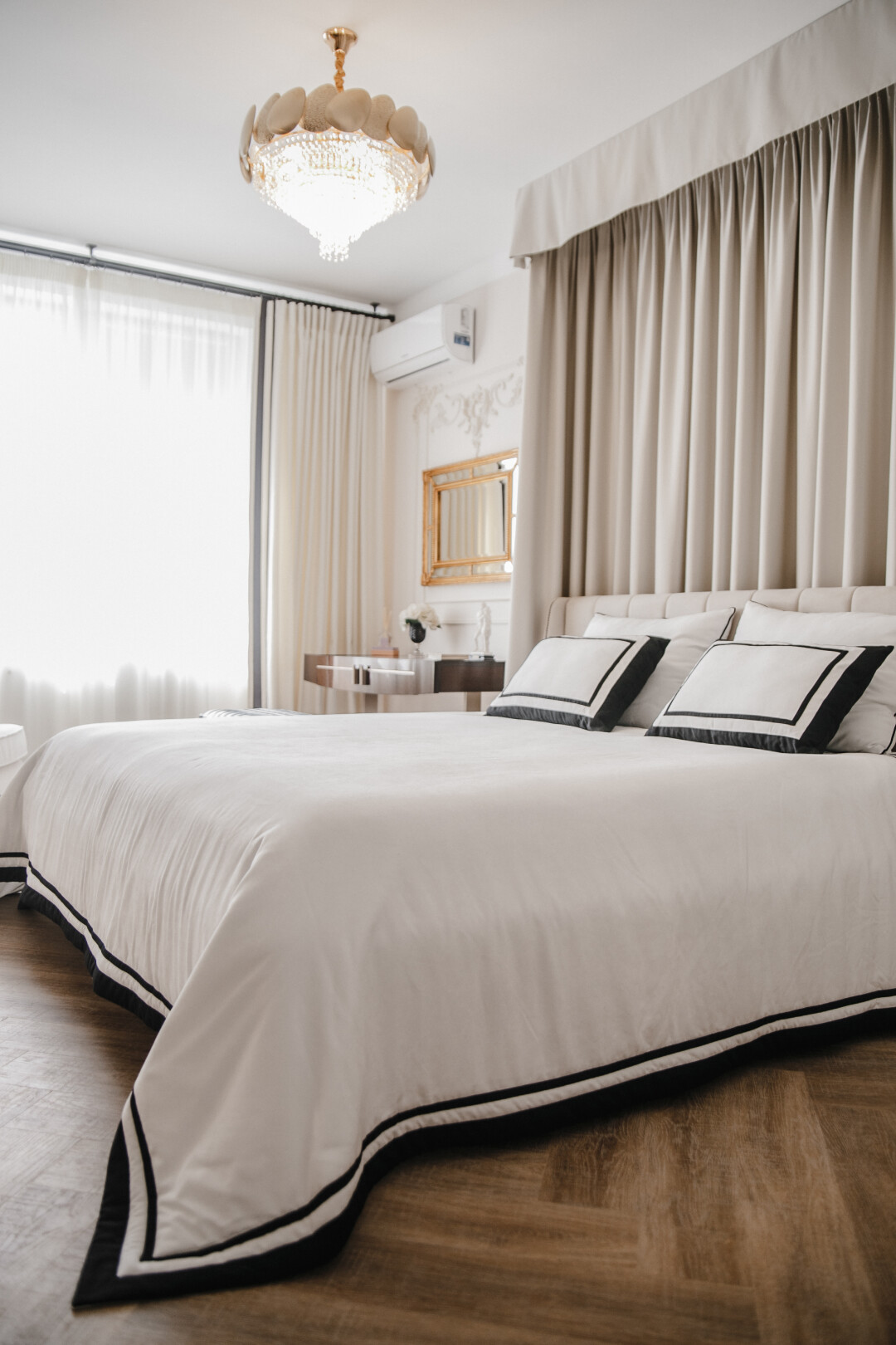 Дизайн кровати вдохновлен сьютом парижского отеля