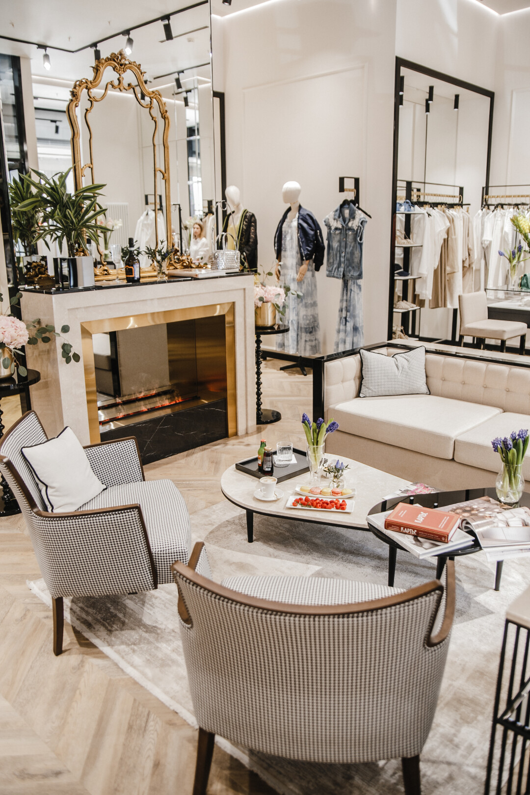 Зона с итальянскими креслами как приглашение на чашку кофе или бокал игристого