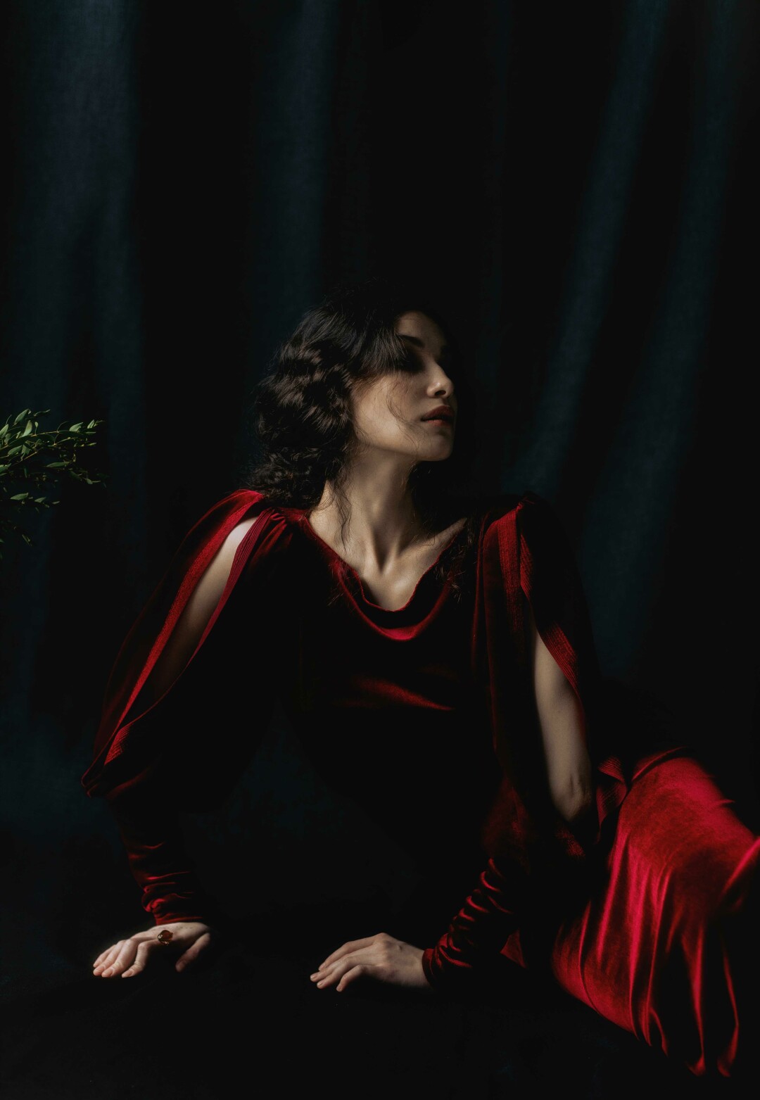 Анна Церцвадзе в вельветовом платье, которое сшила Аделия Кутлиева