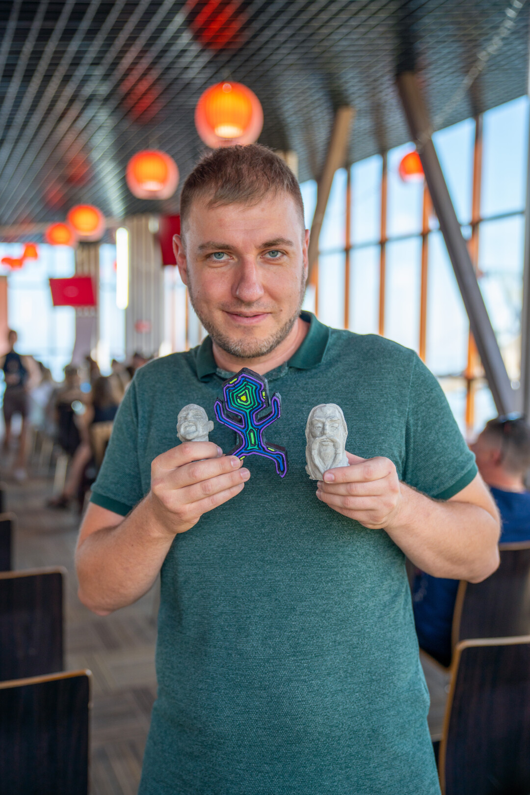 Художники изготавливают декоративные фигурки из отходов бцбк