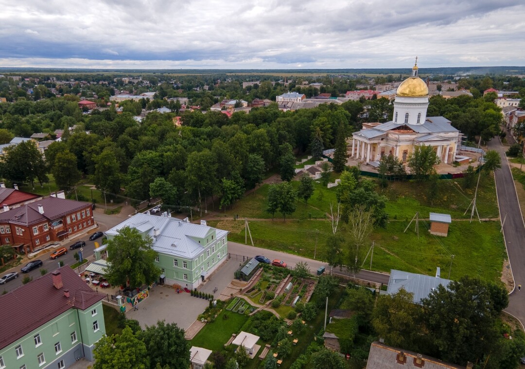 Огород со спаржей, медвежатина и восстановленная усадьба 18 века: почему  нужно ехать в ресторан Most в Боровичах | Sobaka.ru