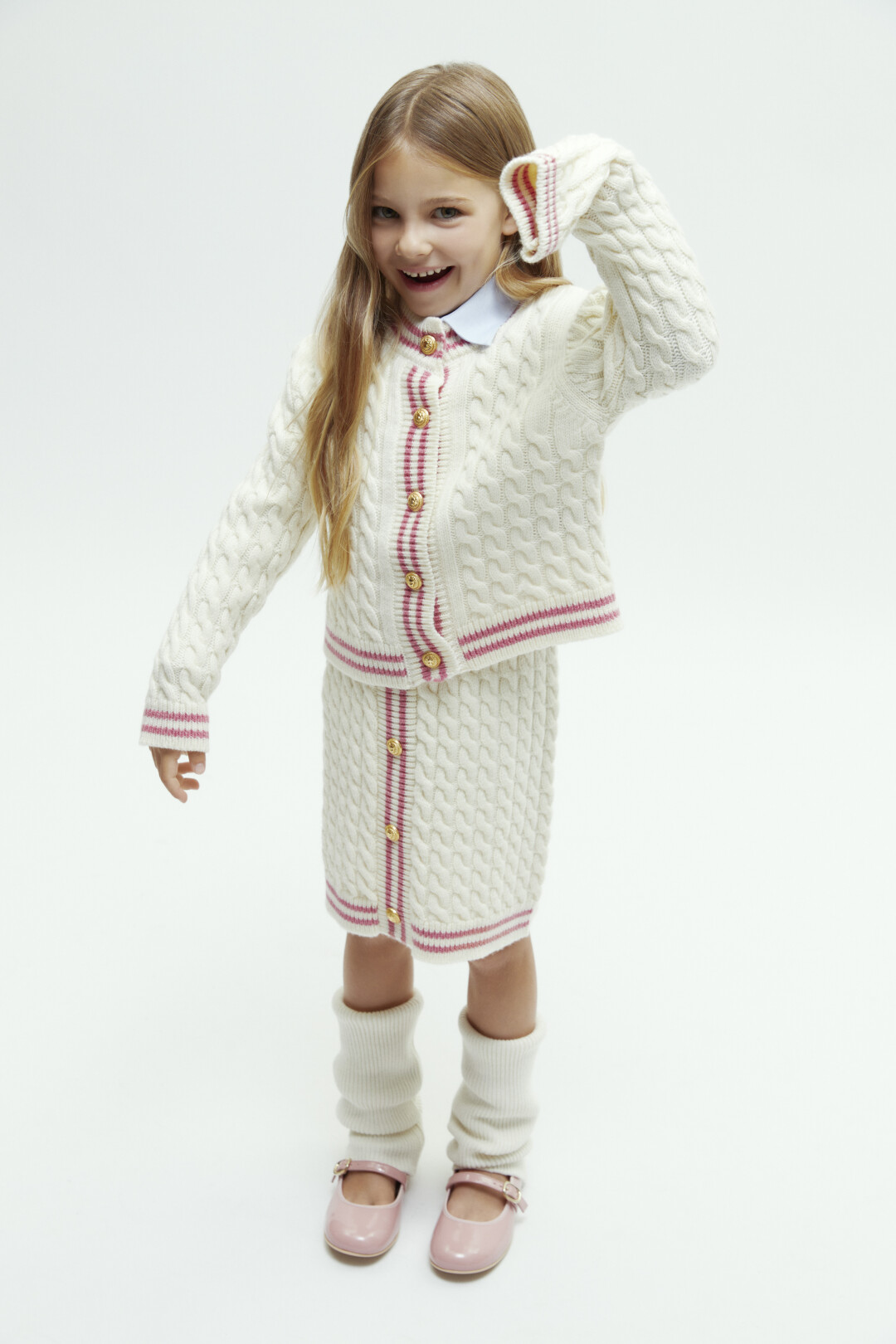 Кардиган Balmain, ДЛТ, 43 450 руб., юбка Balmain, ДЛТ, 38 900 руб., балетки Pretty Ballerinas, ДЛТ, 23 050 руб.