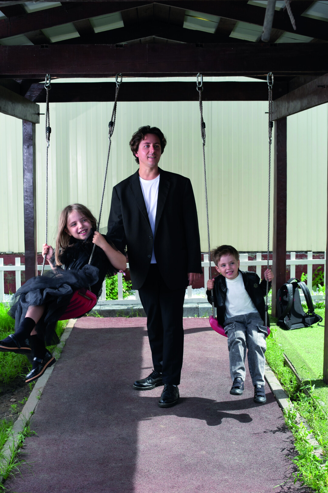 директор агенства “Диалог” МИХАИЛ ШУРЫГИН С ДЕТЬМИ ВИКТОРИЕЙ И ЛЬВОМ На Виктории: платье “ДЕТСКИЙ ОКРУГ” На Льве: футболка, бомбер и джинсы-карго