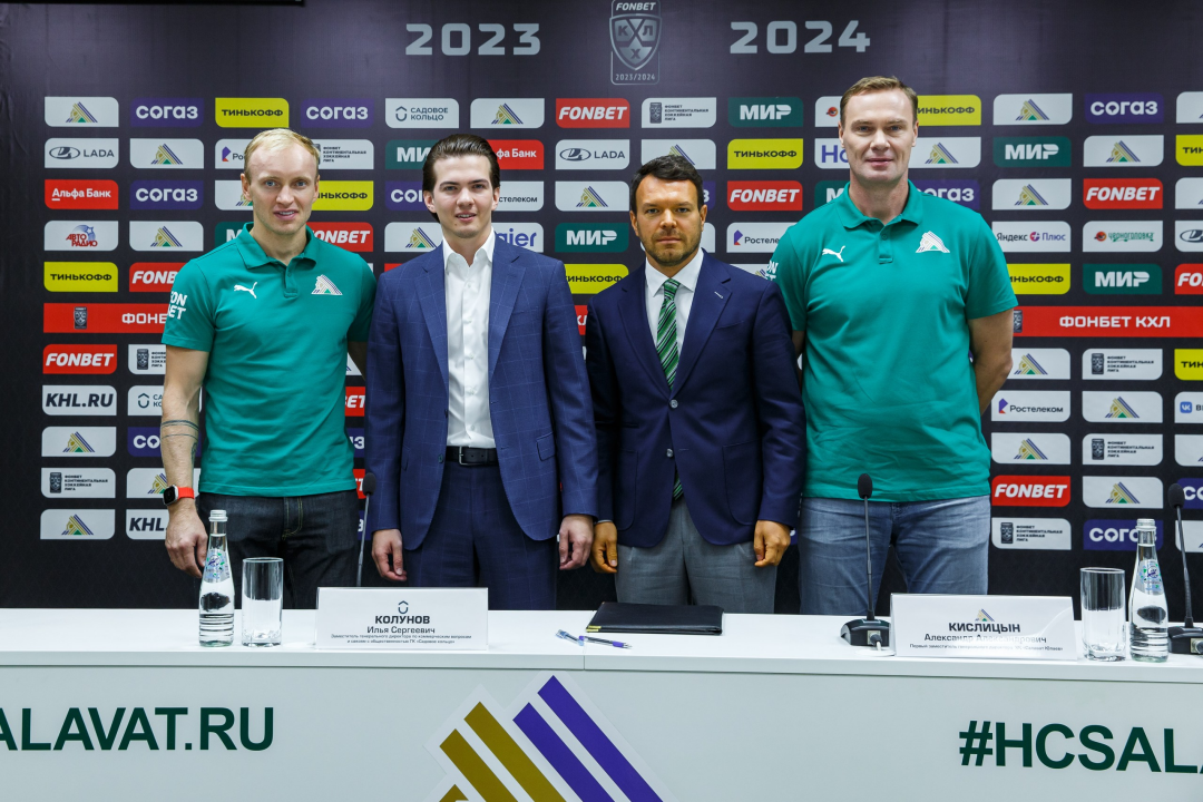 Капитан команды Григорий Панин, Илья Колунов, Александр Кислицын, главный тренер ХК «Салават Юлаев» Виктор Козлов