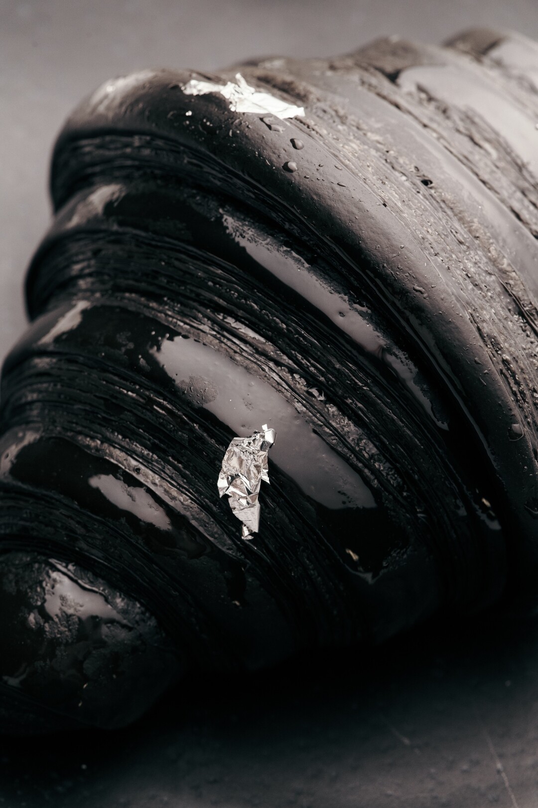 Черный круассан с шоколадом в MINERALS