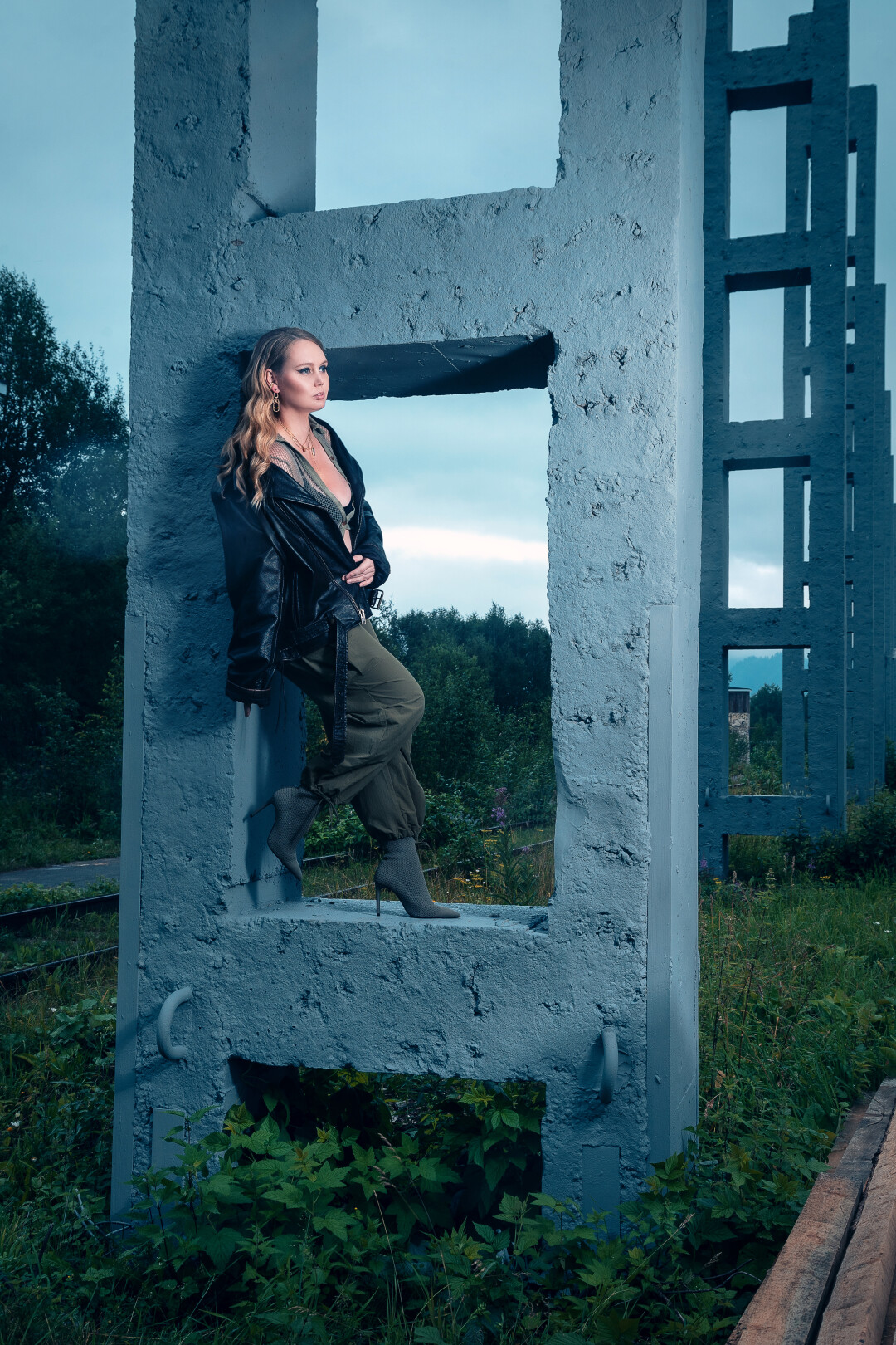 АЛИНА МАРЬЯСОВА дизайнер интерьеров, совладелица мебельного производства Серьги, каффы, цепи TREND SETTER Сетка, косуха, карго, ботильоны