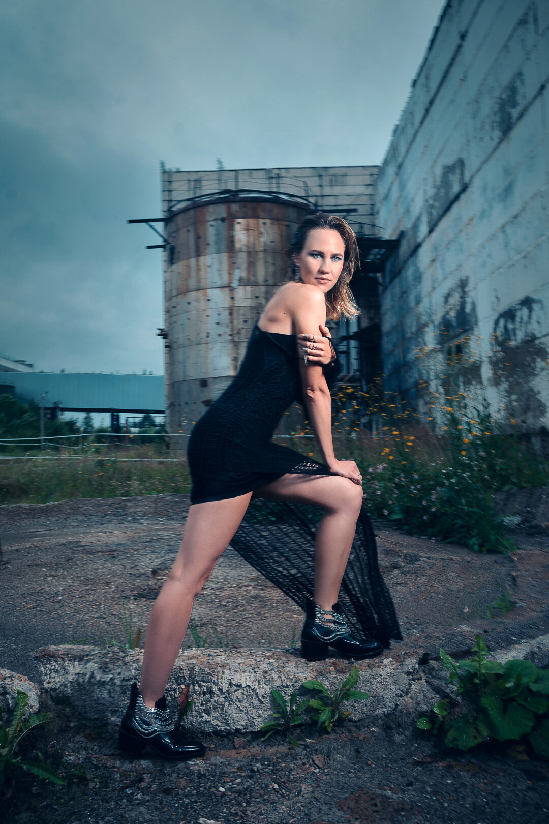 ЕЛЕНА ВАЛОВА дизайнер интерьера Кафф, серьги, кольца TREND SETTER Платье, ботинки STORY_DRESS38