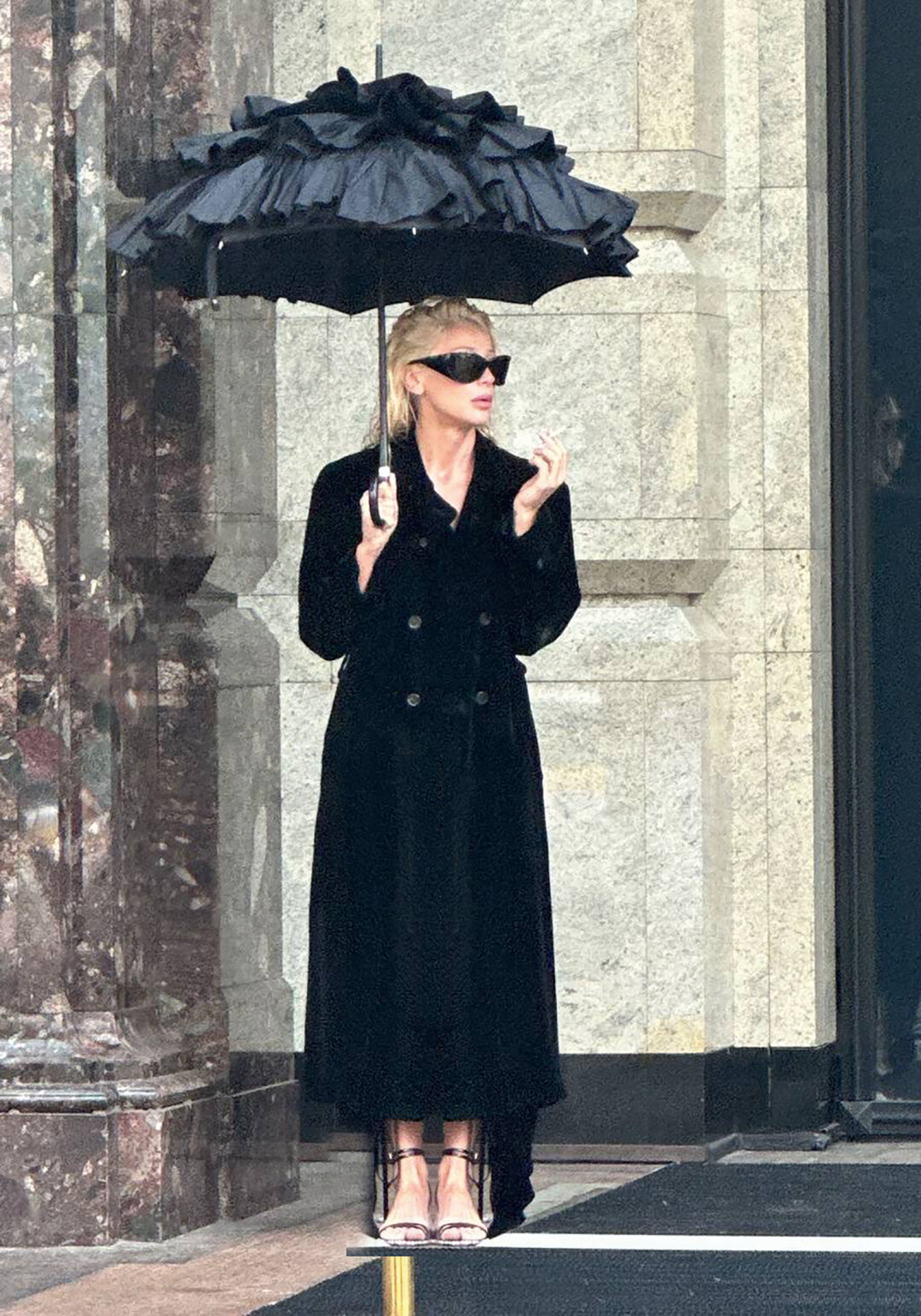 Анастасия Ивлеева с архивным зонтом Guy de Jean