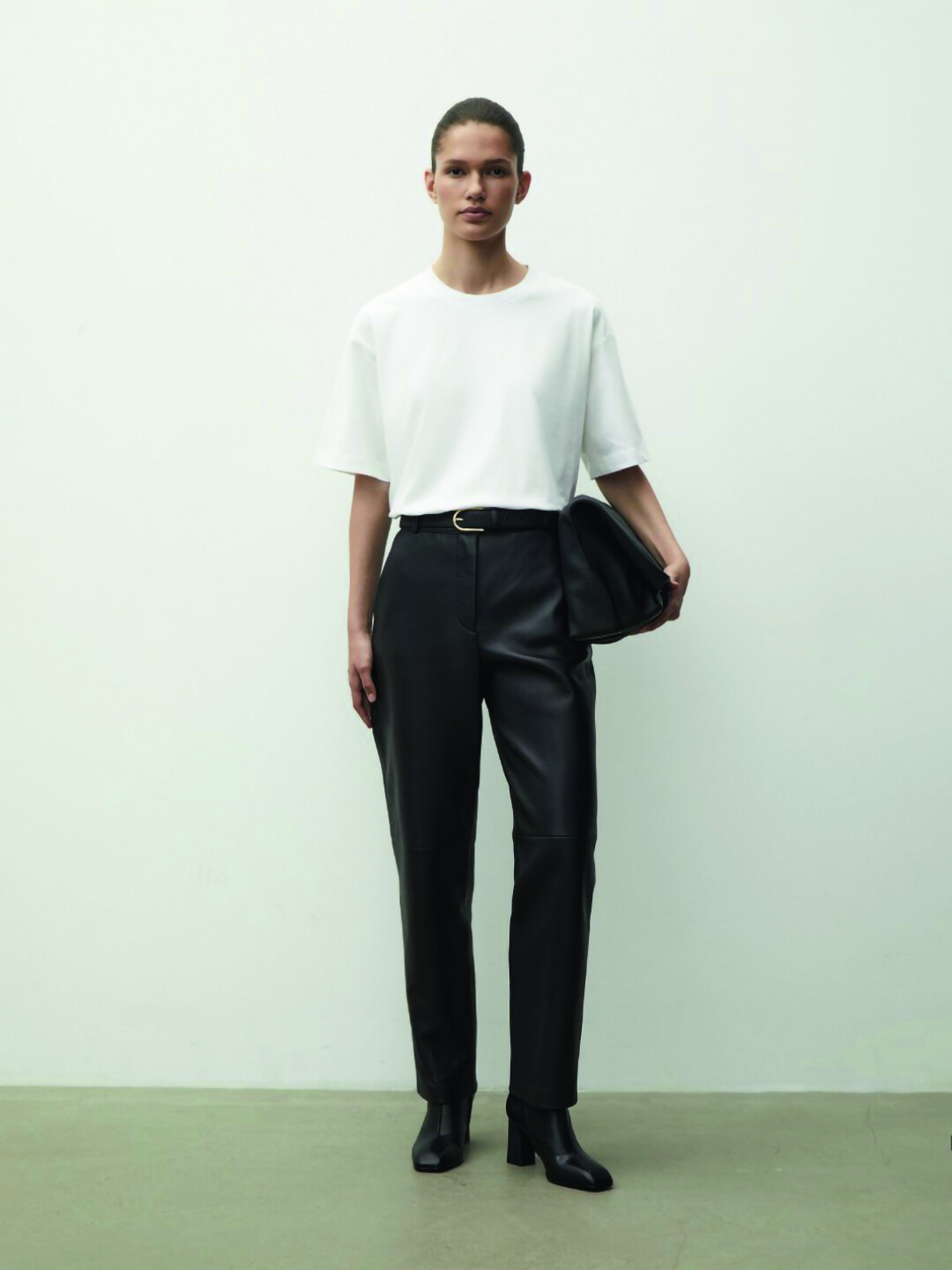 Футболка 12 Storeez, 5 980 руб., брюки 12 Storeez, 99 980 руб.