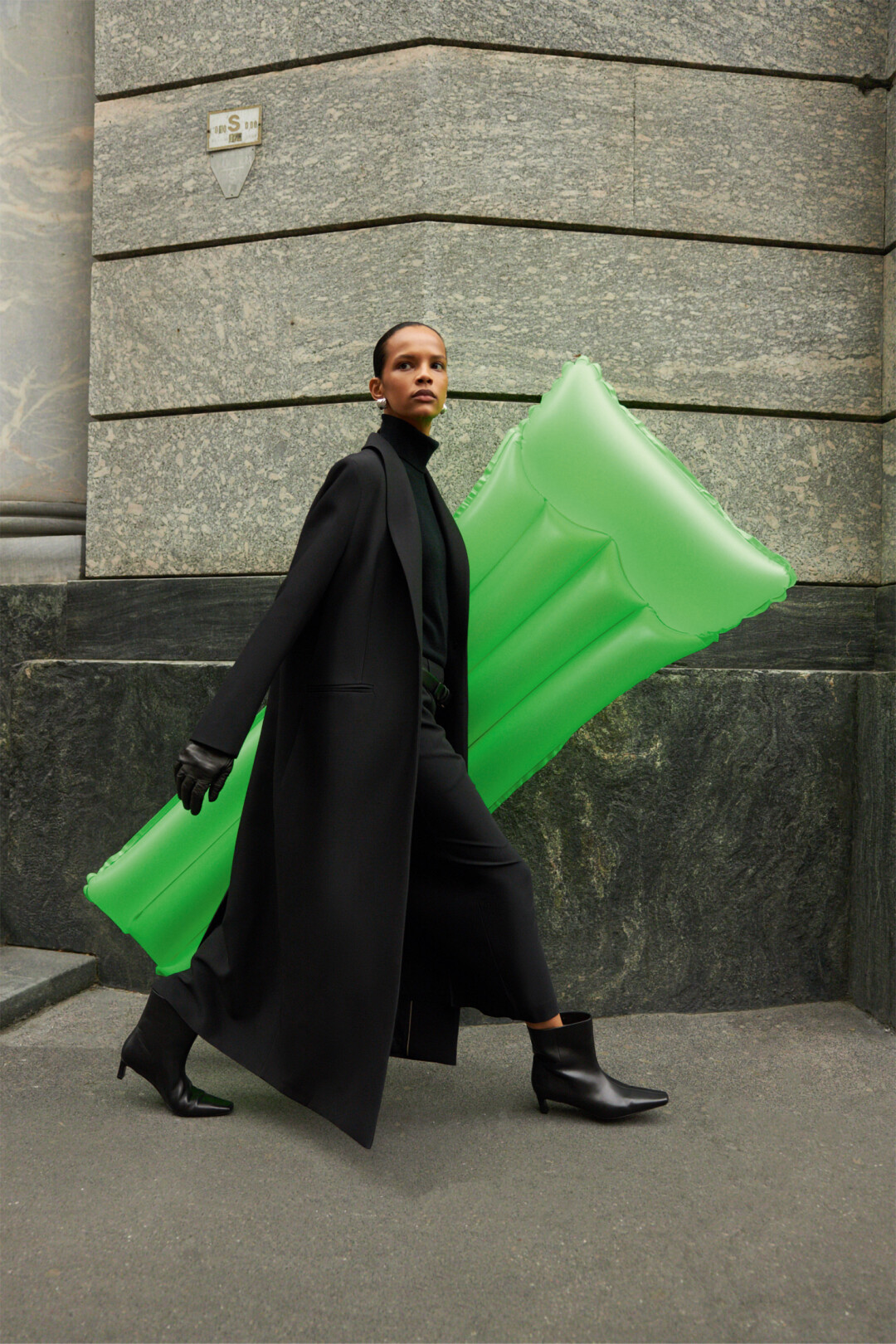 Пальто 12 storeez, 79 980 руб., ботильоны на каблуке 12 storeez, 27 980 руб.