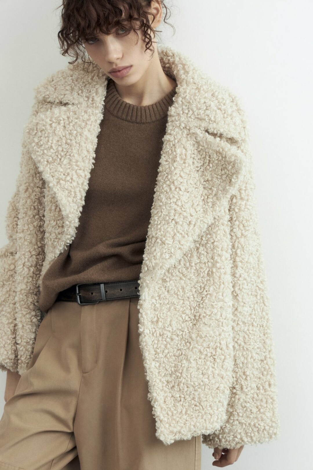 Свитер Lime, 15 999 руб., шуба Lime, 8 999 руб.