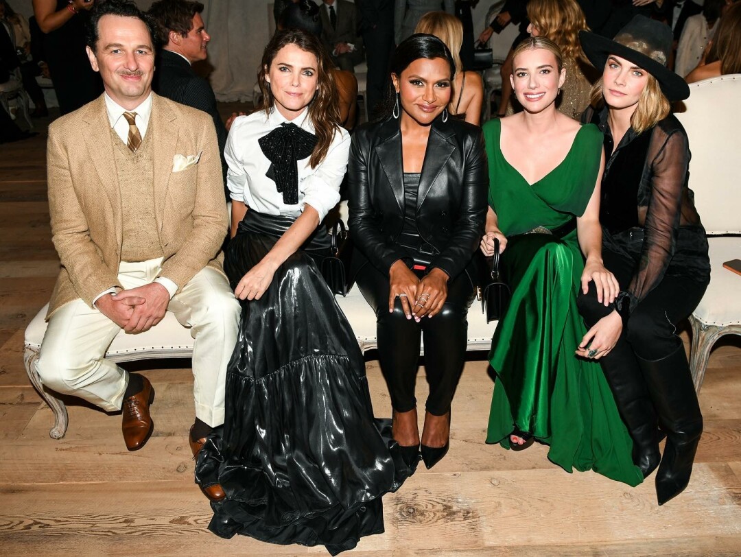 Мэттью Риз, Кери Расселл, Минди Калинг, Эмма Робертс и Кара Делевинь