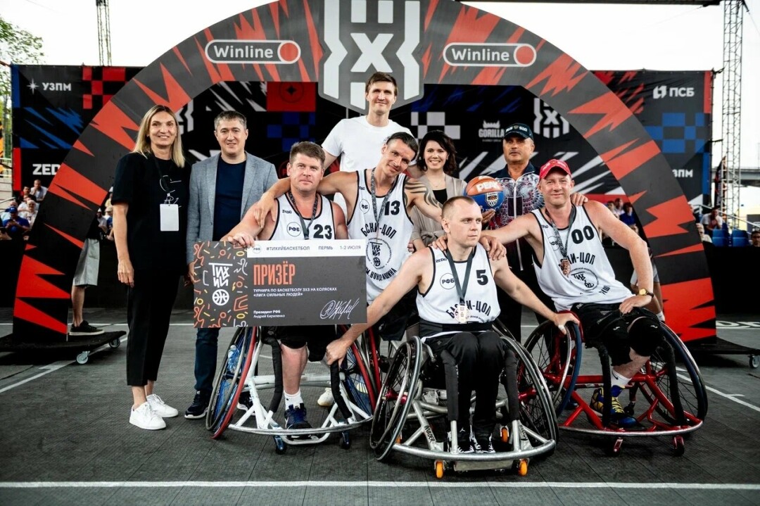 «БасКИ» в финале Лиги сильных людей Слева направо: Светлана Антипова, олимпийская чемпионка, Дмитрий Махонин, губернатор Пермского края, Дмитрий