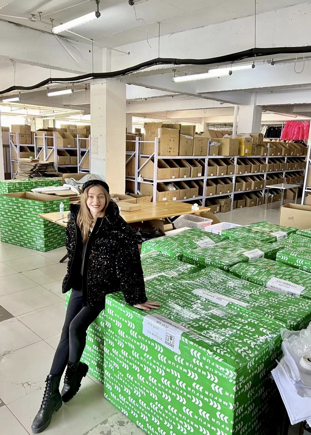 Ирина Хайдарова готовит к посылки с косметичками к отправке в Россию