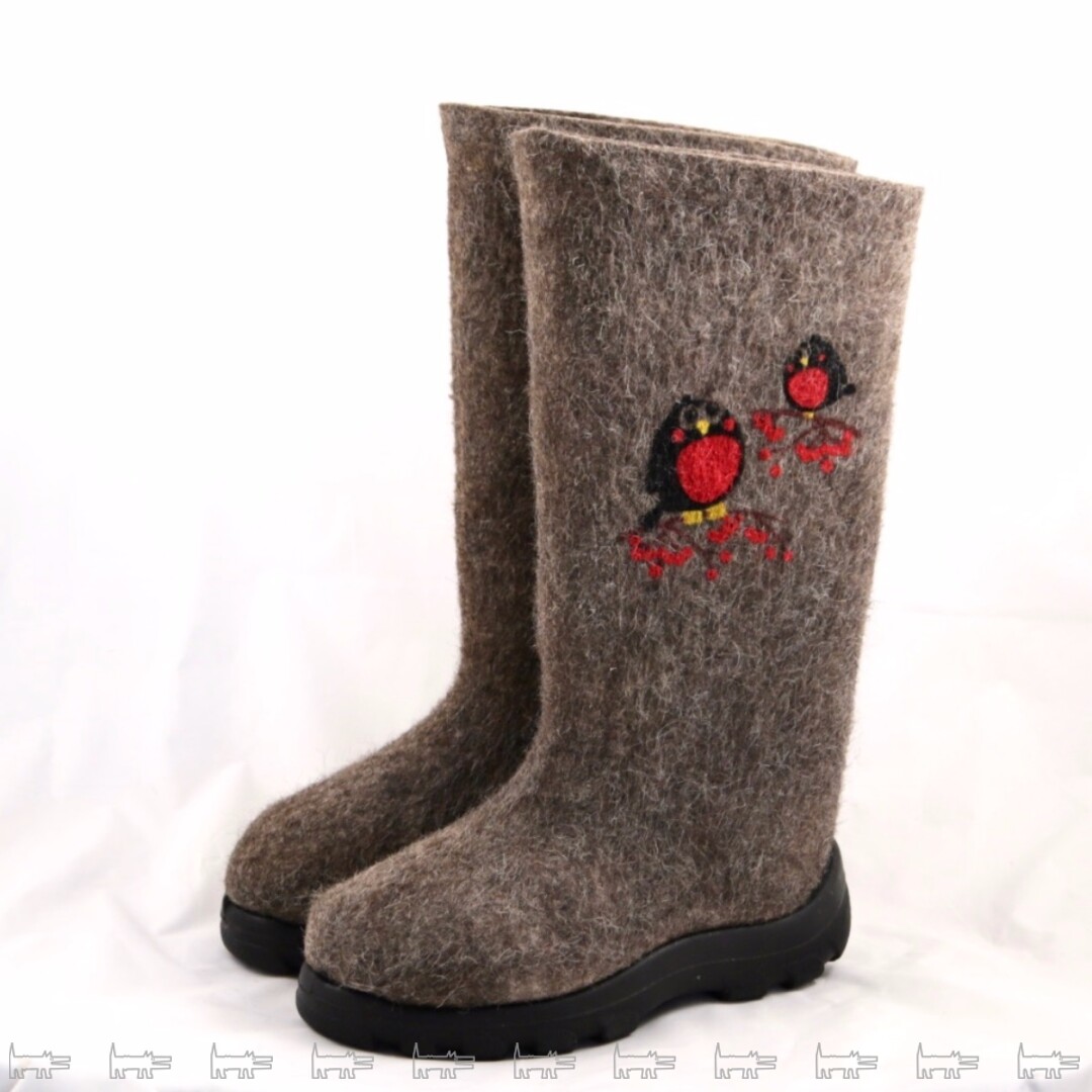 Валенки Мастера «Ярославской фабрики валяной обуви» с 1904 делают валенки по особенной технологии и хранят свое ноу-хау в тайне. Один из секретных