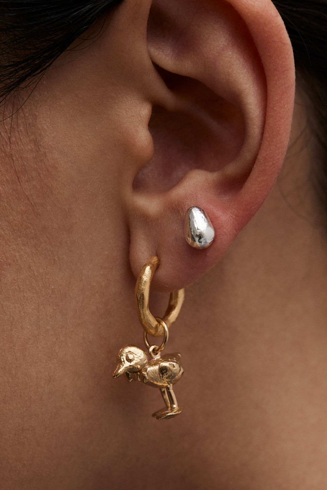 Тринкет-утенок Karpinsky for Avgvst, 8 900 руб., пуссета-яйцо Karpinsky for Avgvst, 4 500 руб.