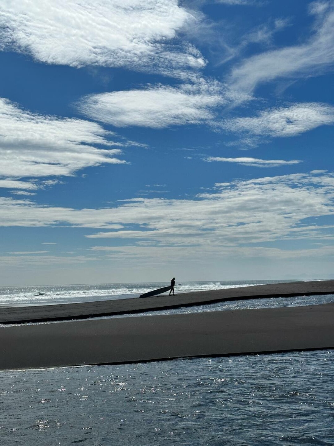 Серфер на Тихом океане