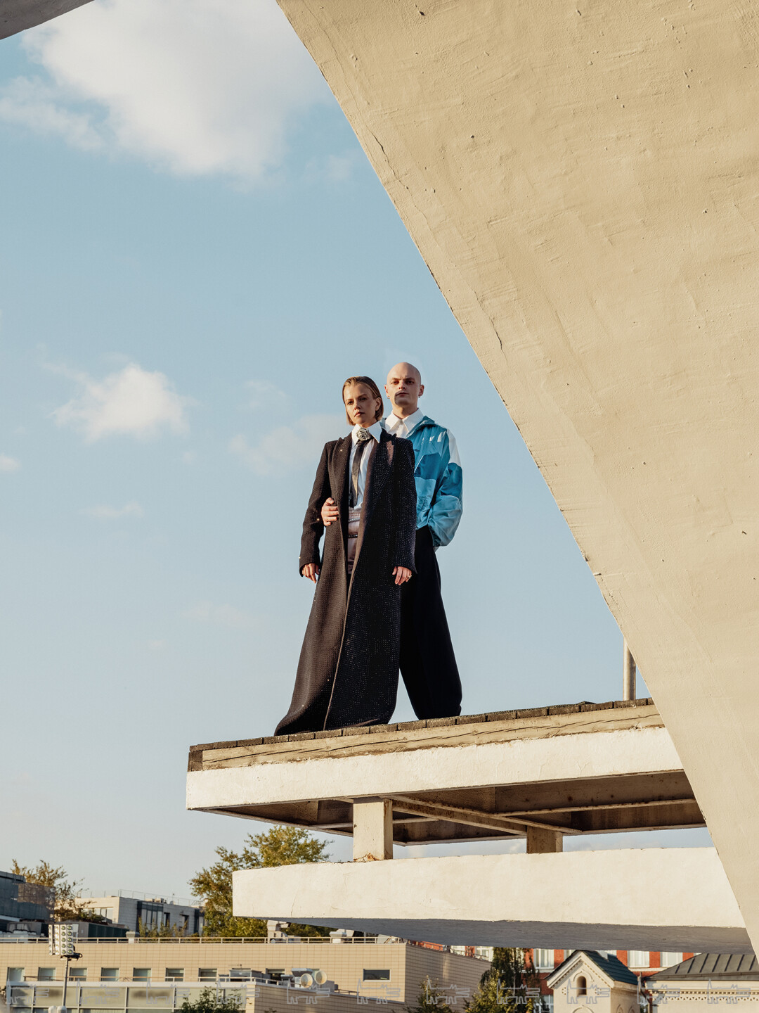 На Евгении: серьги и кольца LUMINOUS DIAMONDS, пальто GIUSEPPE DI MORABITO (ЦУМ), рубашка и ремни MAISON MARGIELA (ЦУМ), галстук DROME, роза FANCI