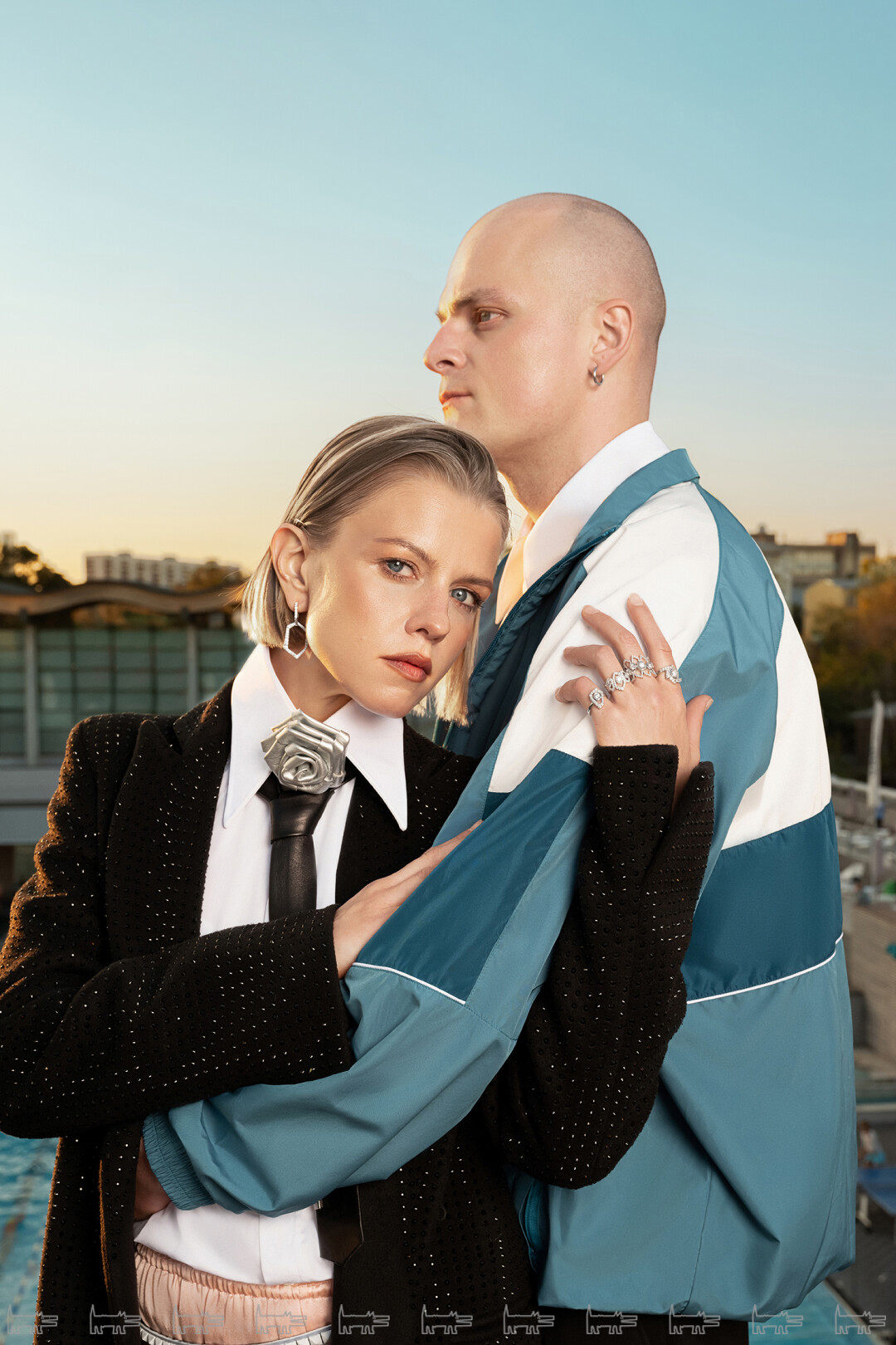 На Евгении: серьги и кольца LUMINOUS DIAMONDS, пальто GIUSEPPE DI MORABITO (ЦУМ), рубашка и ремни MAISON MARGIELA (ЦУМ), галстук DROME, роза FANCI