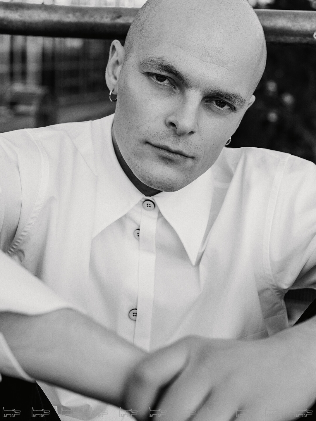 На Александре: рубашка MAISON MARGIELA