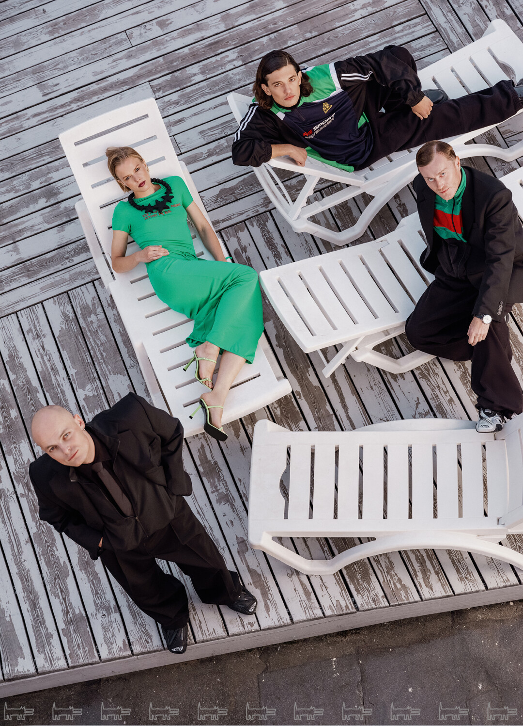 На Евгении: колье ABRA, топ и юбка 001PAХ, туфли BY FAR На Романе: анорак MARTINE ROSE, брюки MAISON MARGIELA (ЦУМ), ботинки BALENCIAGA На Игоре