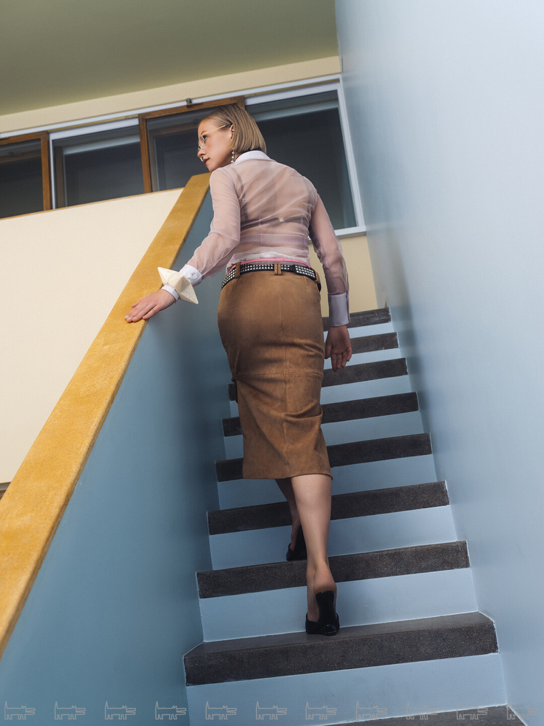 На Евгении: блузка MAISON MARGIELA, топ TOTEME, юбка BRUNELLO CUCINELLI (ЦУМ), шорты LA PERLA, ремни MAISON MARGIELA и no name, туфли N21 (ЦУМ), очки