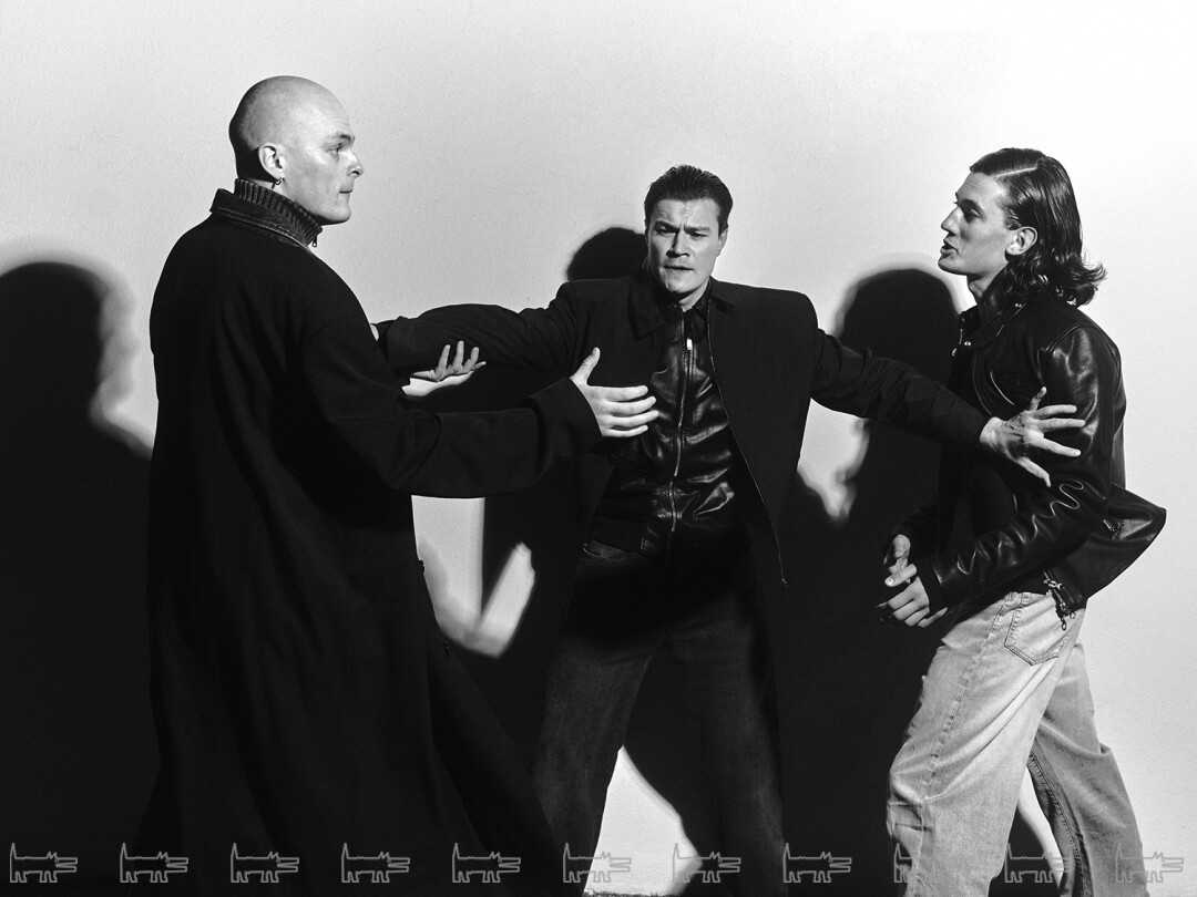 На Александре: пальто и свитер DIESEL (ЦУМ) На Олеге: бомбер BORNE BOURGEOIS, куртка MUST (все — ЦУМ), джинсы R13 На Романе: куртка DIESEL, майка