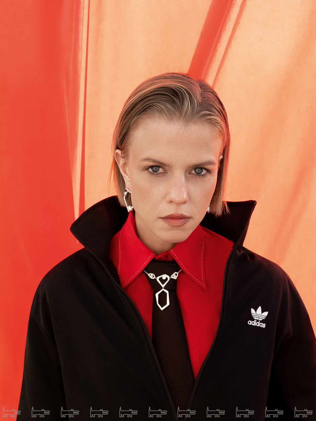 На Евгении: серьги и колье LUMINOUS DIAMONDS, пальто KOY BRAND, рубашка no name, олимпийка ADIDAS, галстук DOLCE & GABBANA