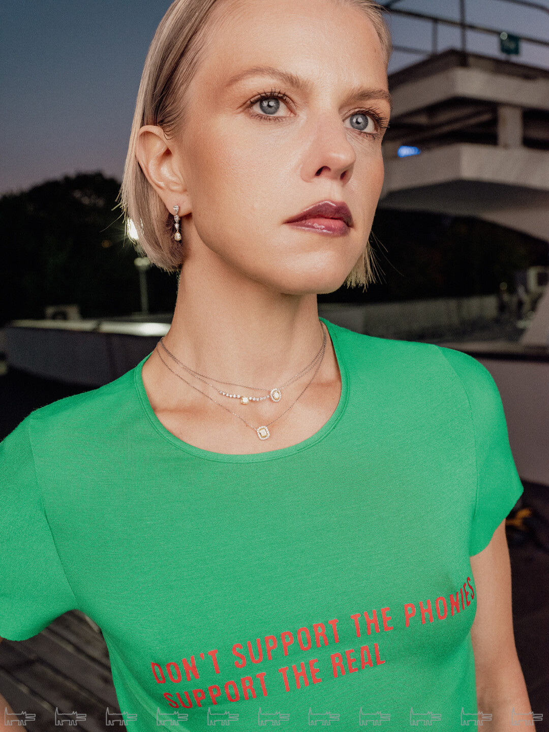 На Евгении: кольца, колье и серьги ALROSA DIAMONDS из коллекции Fancy, топ 001PAX