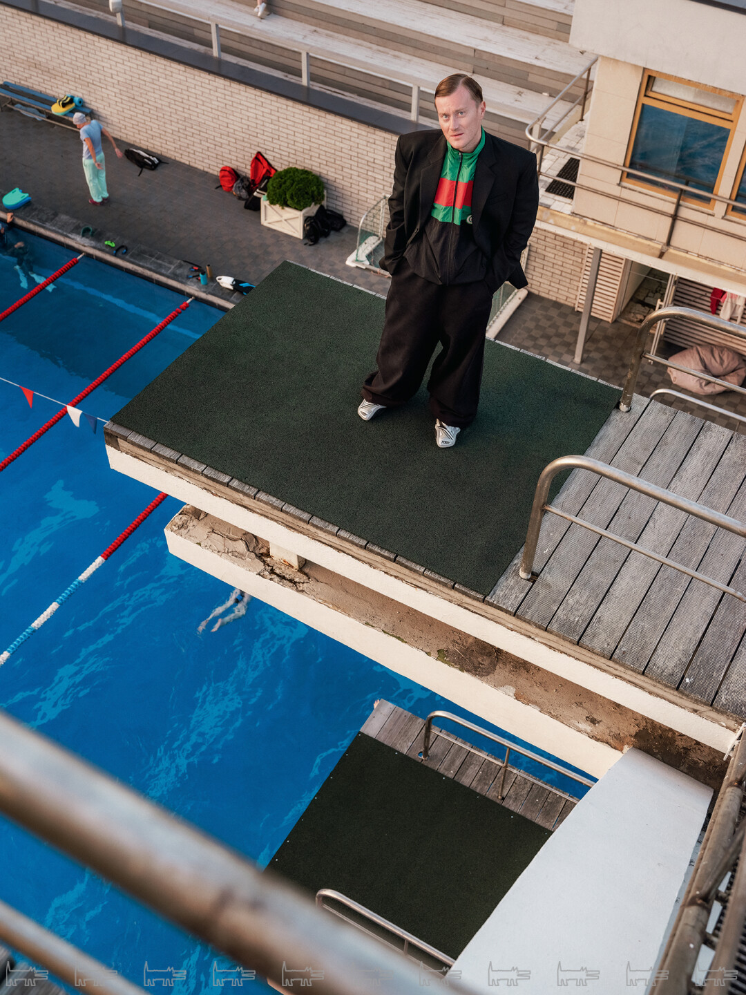 На Игоре: пиджак WALK OF SHAME, олимпийка GUCCI (ЦУМ), кроссовки BALENCIAGA