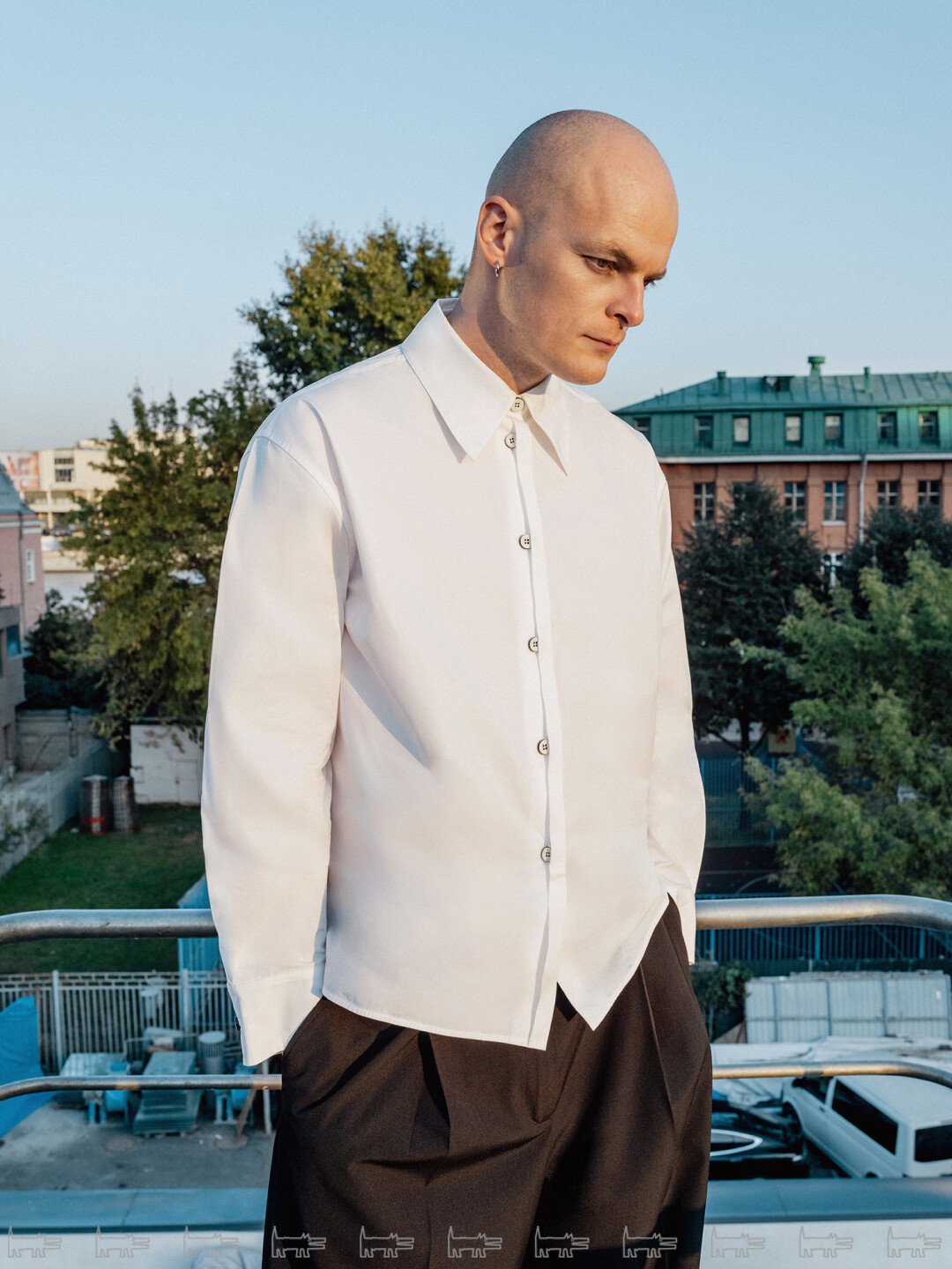 На Александре: рубашка MAISON MARGIELA, брюки VETEMENTS (ЦУМ)