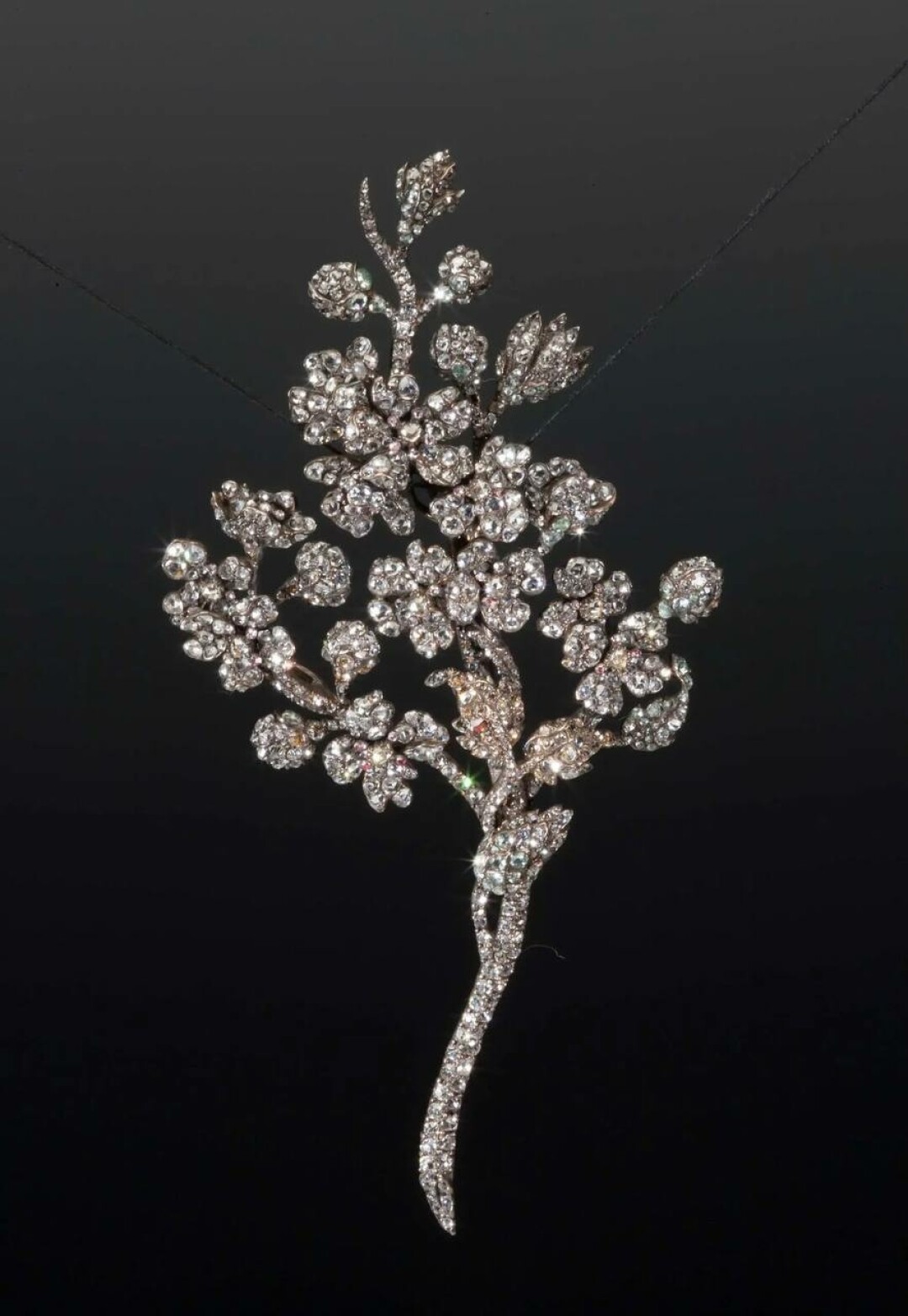 Брошь — ветка роз. Россия, Санкт-Петербург. 1770-1780-е гг. Алмазы-розы, серебро, бриллианты; пайка, гравировка, полировка. Государственный Эрмитаж